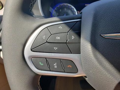 Used 2024 Chrysler Pacifica Touring-L FWD image 26