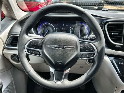 Used 2024 Chrysler Pacifica Touring-L FWD image 21