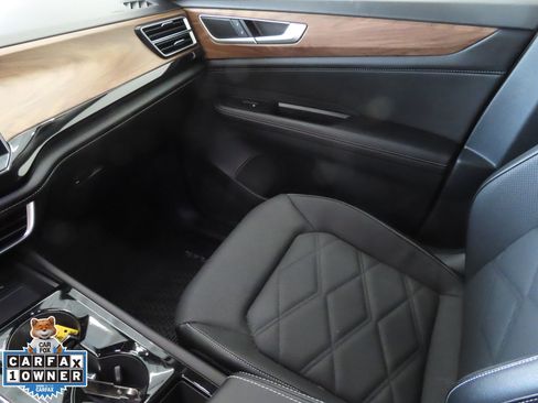Used 2024 Volkswagen Atlas SE w/ Black Wheel Package FWD image 21