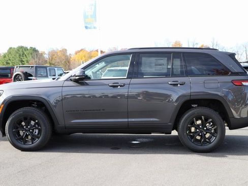 New 2025 Jeep Grand Cherokee Altitude image 3