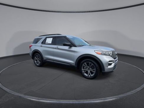 Used 2023 Ford Explorer XLT w/ Equipment Group 202A RWD image 2