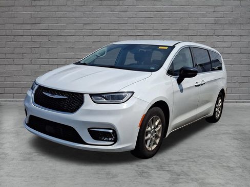 Used 2024 Chrysler Pacifica Touring-L FWD image 4