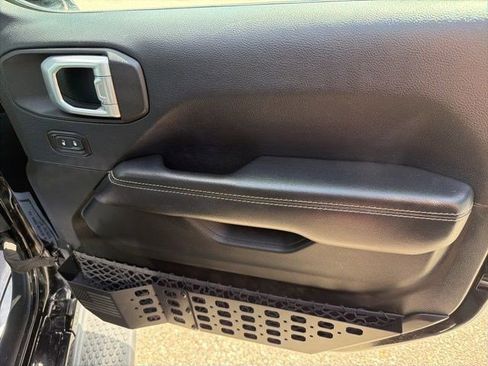 Used 2018 Jeep Wrangler Unlimited Sahara AWD/4WD image 19