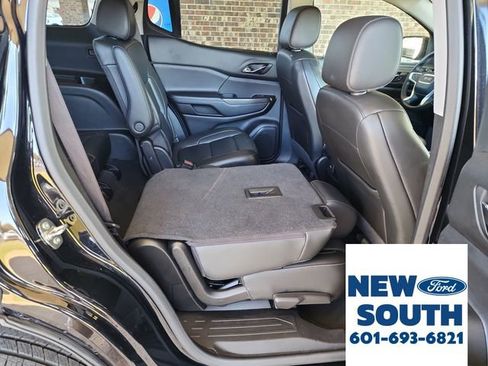 Used 2023 GMC Acadia SLT image 32