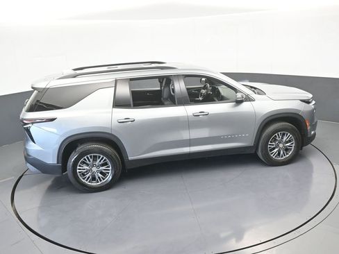 Used 2025 Chevrolet Traverse LT image 54
