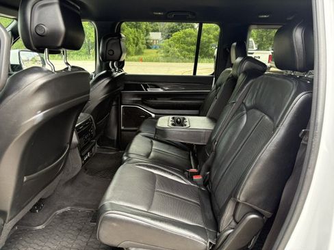 Used 2022 Jeep Wagoneer Series II AWD/4WD image 9