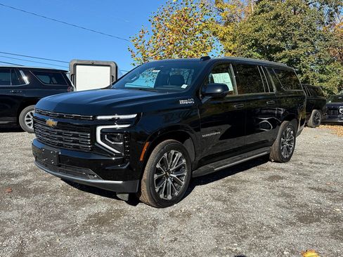 New 2025 Chevrolet Suburban High Country image 3