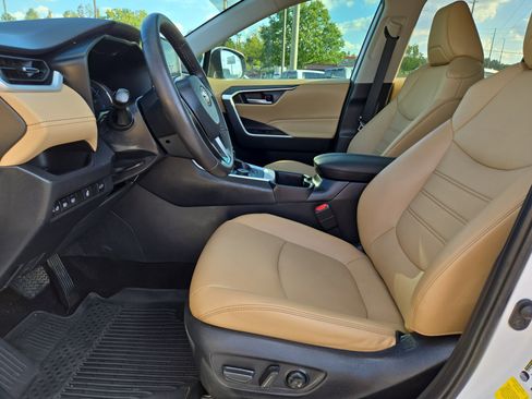 Used 2023 Toyota RAV4 XLE Premium image 22