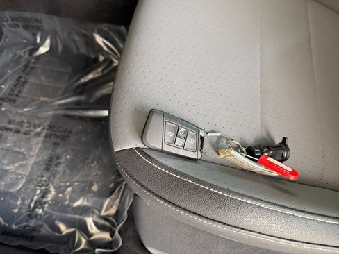 Used 2025 Volkswagen Jetta SE image 18