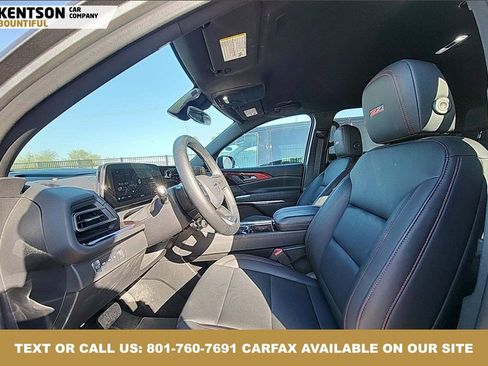 Used 2025 Chevrolet Traverse Z71 image 3