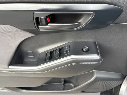 Used 2021 Toyota Highlander L image 16