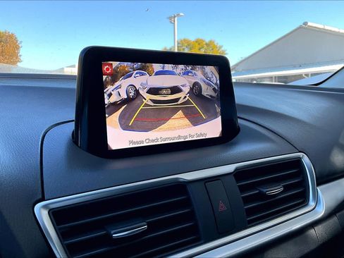 Used 2018 MAZDA MAZDA3 Touring image 25