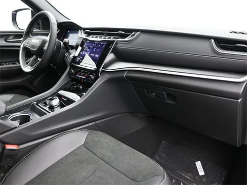 New 2025 Jeep Grand Cherokee L Altitude image 9