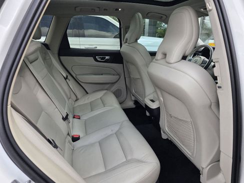 Used 2019 Volvo XC60 T5 Momentum w/ Premium Package AWD/4WD image 18
