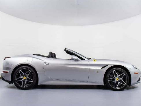 Used 2016 Ferrari California T image 3