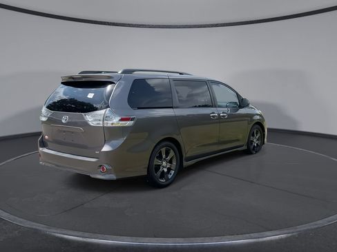 Used 2016 Toyota Sienna SE FWD image 8