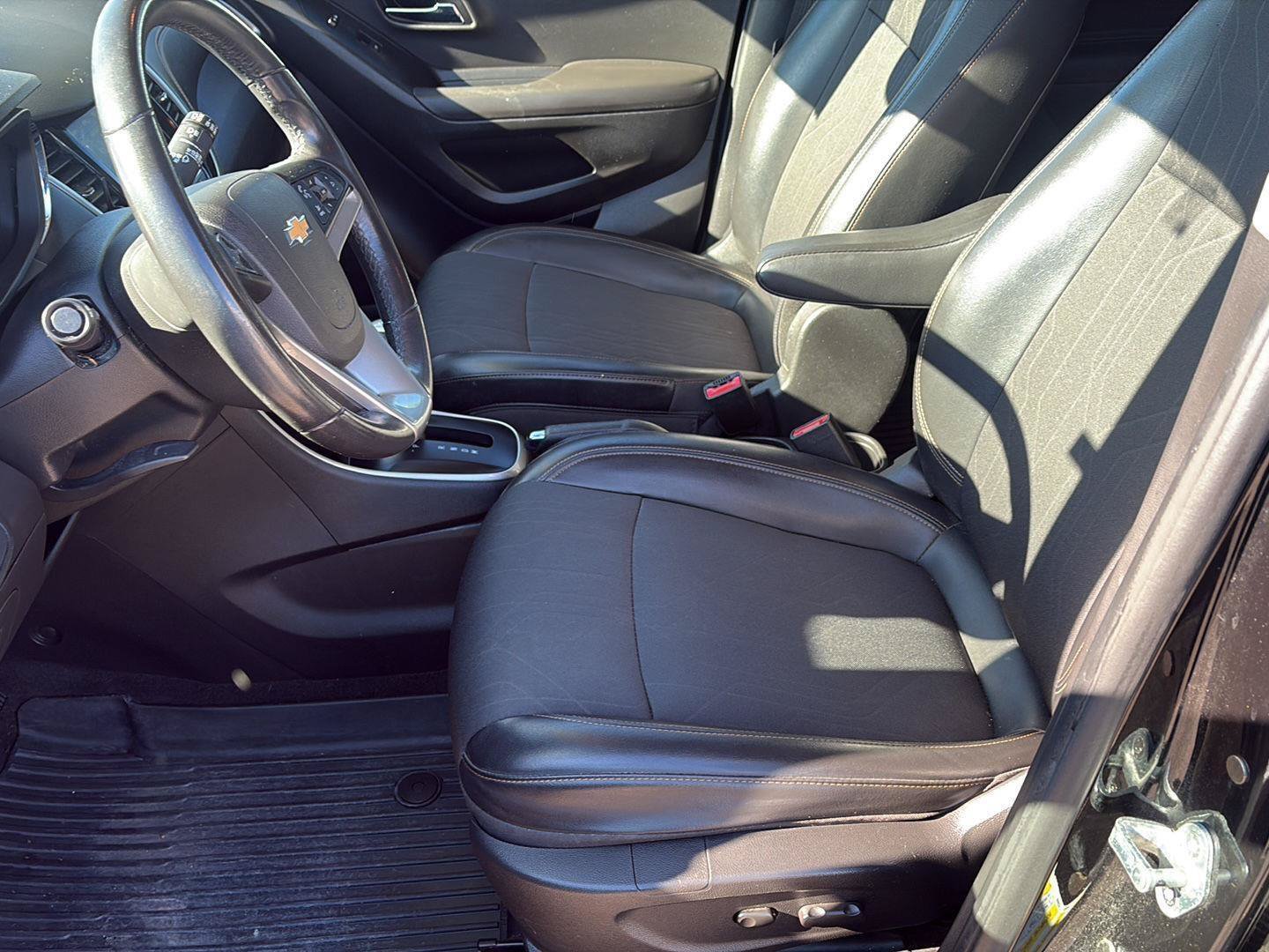 Used 2020 Chevrolet Trax LT w/ LT Convenience Package FWD image 16