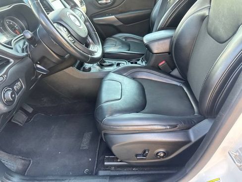 Used 2019 Jeep Cherokee Latitude Plus AWD/4WD image 15