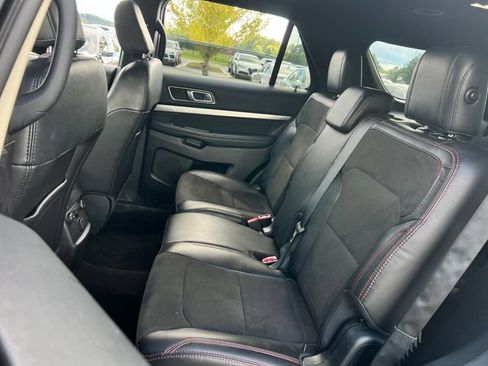Used 2018 Ford Explorer XLT w/ Equipment Group 202A AWD/4WD image 18
