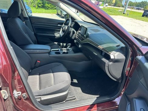 Used 2025 Nissan Altima 2.5 SV FWD image 22