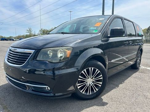 Used 2013 Chrysler Town & Country S image 2