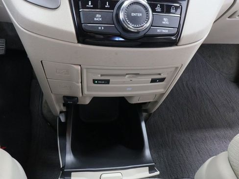 Used 2017 Honda Odyssey SE image 8