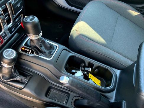 Used 2025 Jeep Wrangler Unlimited Rubicon image 16