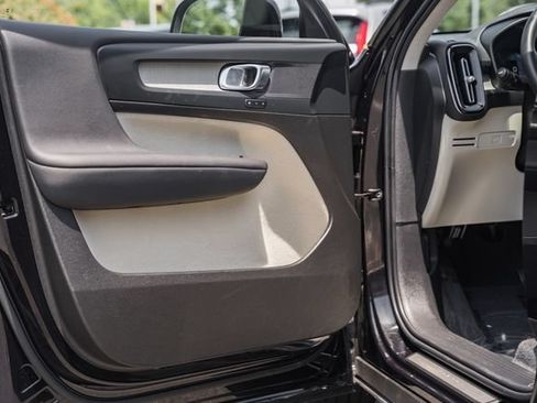 Certified 2024 Volvo XC40 B5 Plus w/ Protection Package Premier AWD/4WD image 40