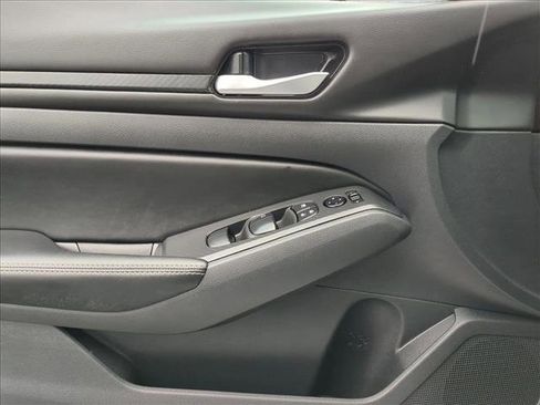 Used 2025 Nissan Altima 2.5 SV image 10