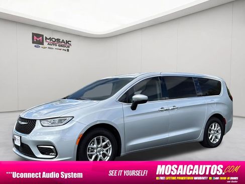 Used 2023 Chrysler Pacifica Touring-L FWD image 7