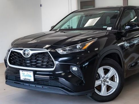 Used 2024 Toyota Highlander LE FWD image 2