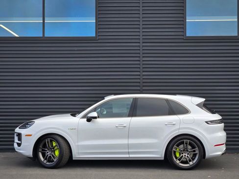 New 2026 Porsche Cayenne Turbo image 2