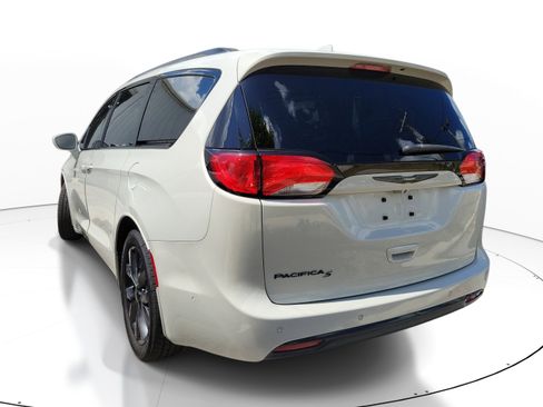 Used 2020 Chrysler Pacifica Touring-L w/ Advanced Safetytec Group FWD image 4