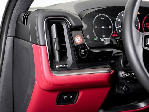 Used 2024 Porsche Cayenne image 12