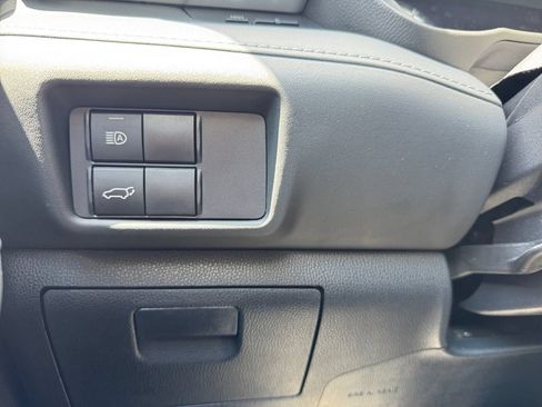 Used 2021 Toyota Highlander XLE AWD/4WD image 18