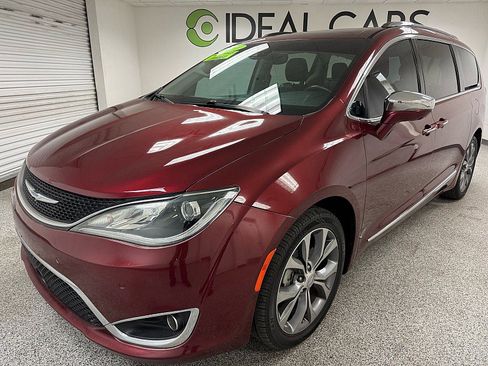 Used 2018 Chrysler Pacifica Limited w/ Tire & Wheel Group image 1