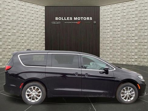 New 2026 Chrysler Pacifica Select image 1