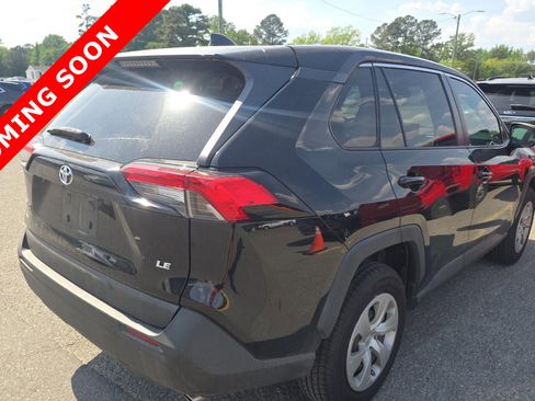 Used 2022 Toyota RAV4 LE FWD image 4