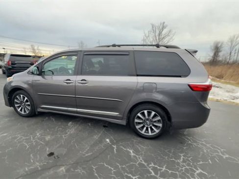 Used 2020 Toyota Sienna XLE Premium image 6