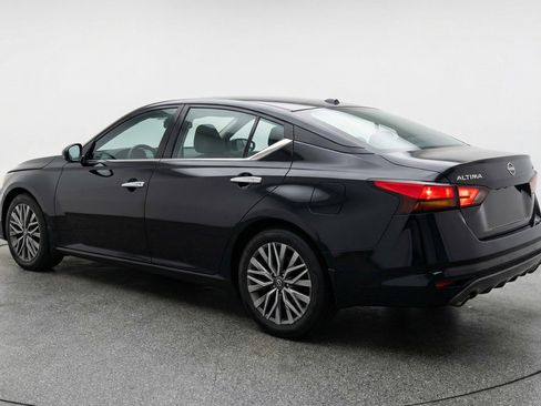 Used 2025 Nissan Altima 2.5 SV FWD image 6
