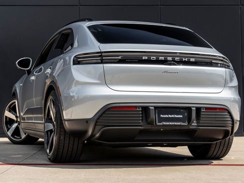 Certified 2025 Porsche Macan Electric image 3