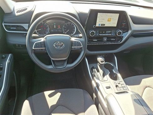 Used 2023 Toyota Highlander L image 11