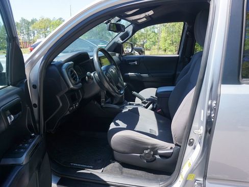 Used 2017 Toyota Tacoma TRD Sport w/ Tow Package image 2