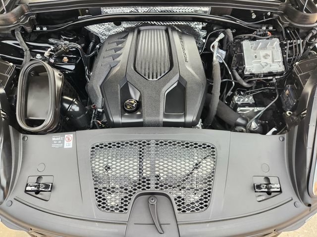 Used 2025 Porsche Macan AWD/4WD image 31