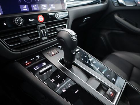 Used 2025 Porsche Macan image 18