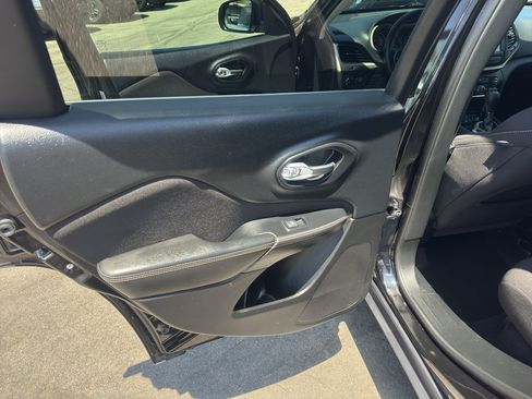 Used 2017 Jeep Cherokee Latitude FWD image 14
