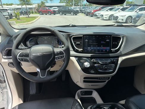 Used 2024 Chrysler Pacifica Limited FWD image 26