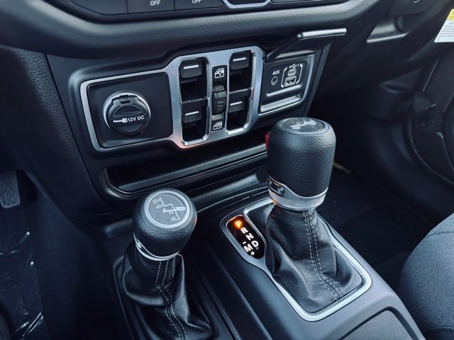 New 2025 Jeep Wrangler Unlimited Sahara AWD/4WD image 27
