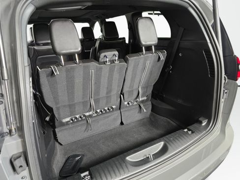 Used 2023 Chrysler Pacifica Limited w/ Uconnect Theater Family Group FWD image 15