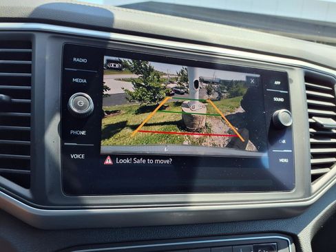 Used 2021 Volkswagen Atlas Cross Sport SE w/ Panoramic Sunroof Package FWD image 7